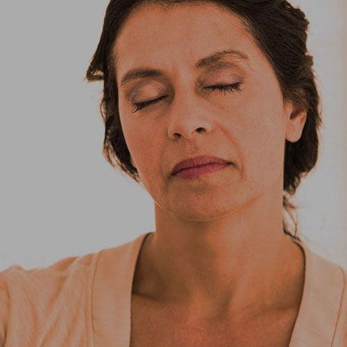 reiki-corps-femme-couchée-aime-bien-être-reiki