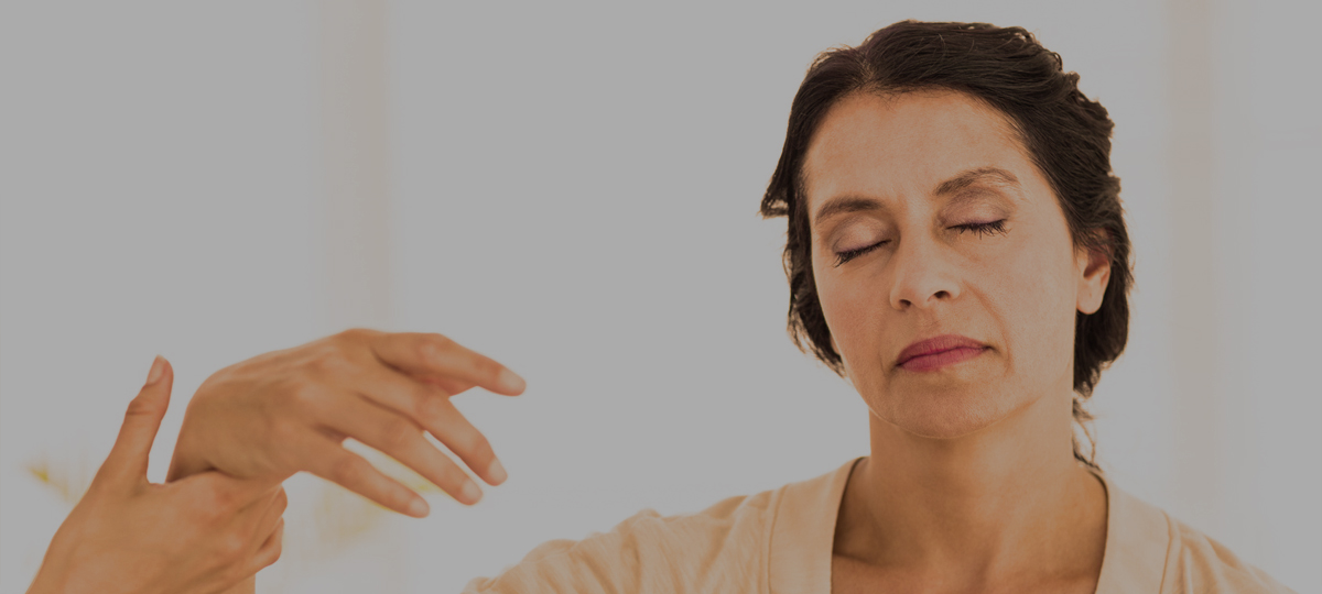 reiki-corps-femme-couchée-aime-bien-être-reiki